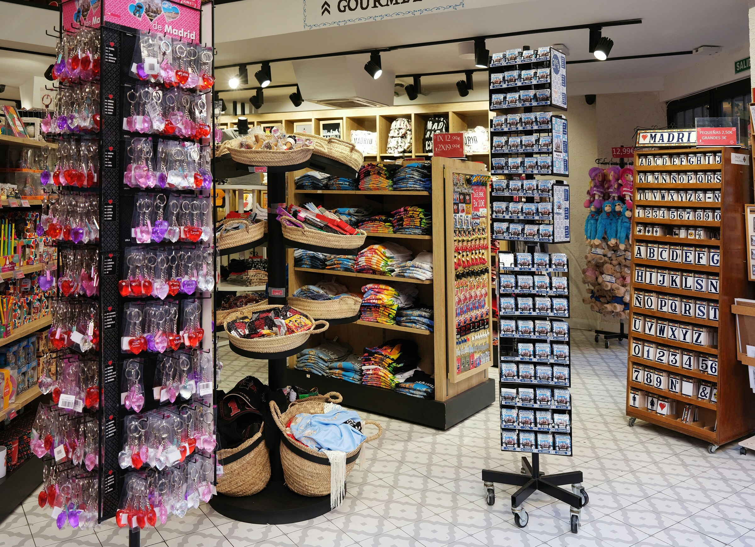 Magasin avec rayons non alimentaires organisés — présentoirs variés