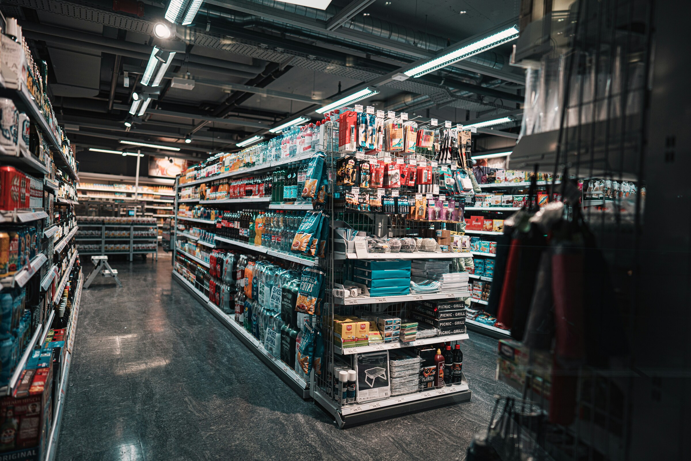 Tête de gondole bazar en supermarché